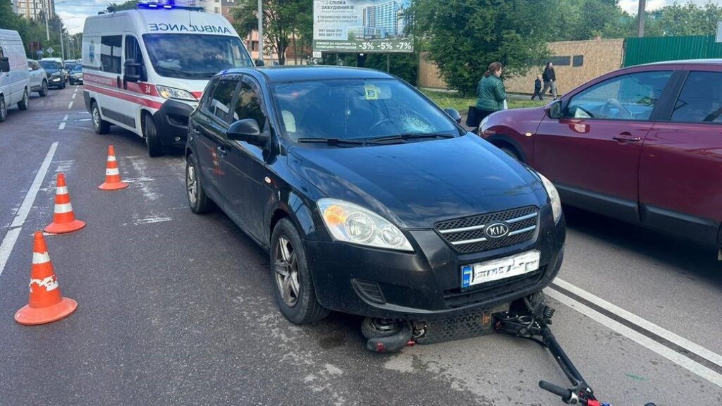 В Івано-Франківську водій автомобілем Кіа збив підлітка. ФОТО