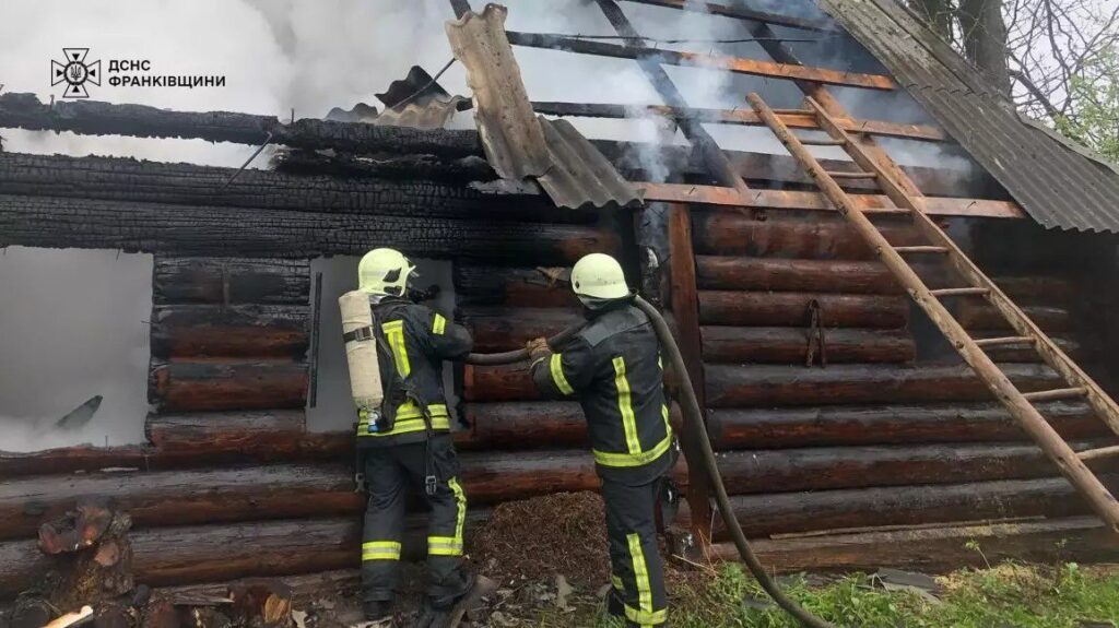 На Франківщині рятувальники під час пожежі виявили тіло людини. ФОТО