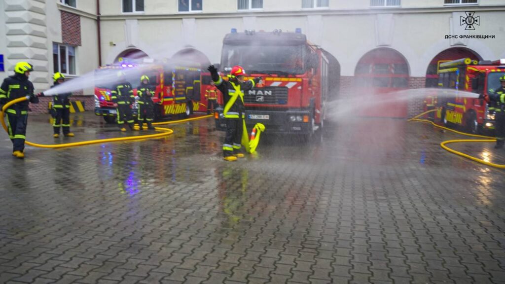 Прикарпатські рятувальники провели на пенсію колегу з 27-річним стажем