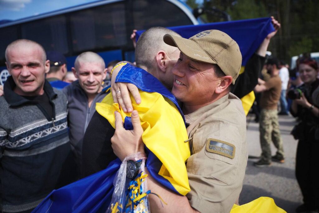 Перший день великого обміну: 390 українців визволено з російської неволі. ФОТО