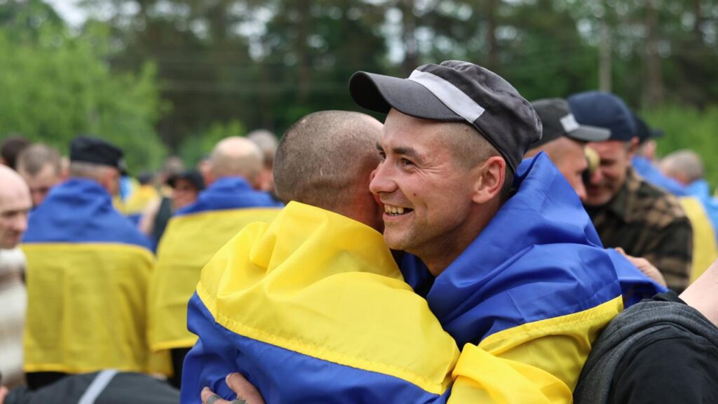 Україна та росія провели третю частину обміну полоненими у форматі «1000 на 1000». ФОТО