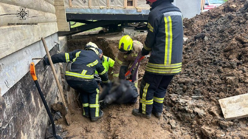 В Яблуниці у траншеї засипало чоловіка, він загинув. ФОТО
