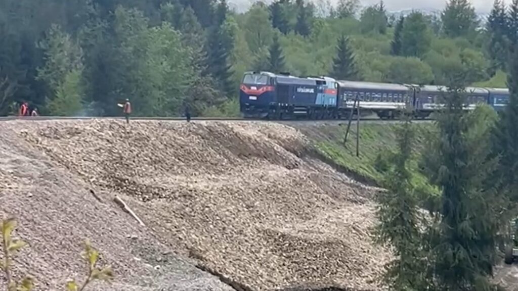 Укрзалізниця завершила ремонт колії на ділянці Ясіня — Вороненко: коли відновлять рух поїздів