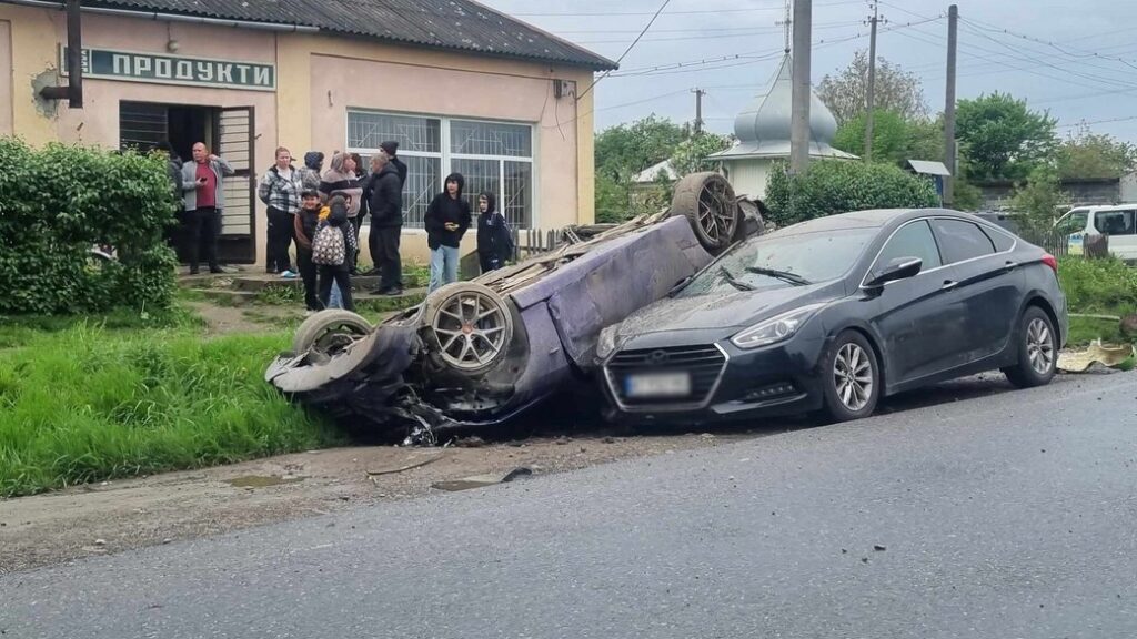 На Франківщині перекинулося авто BMW — пасажирку доставили в лікарню