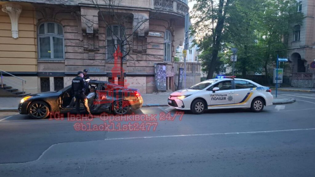 У Франківську водій утікав від поліцейських на потрощеній машині без дверей ВІДЕО