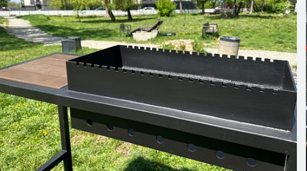 У Франківську біля міського озера встановили нові мангали