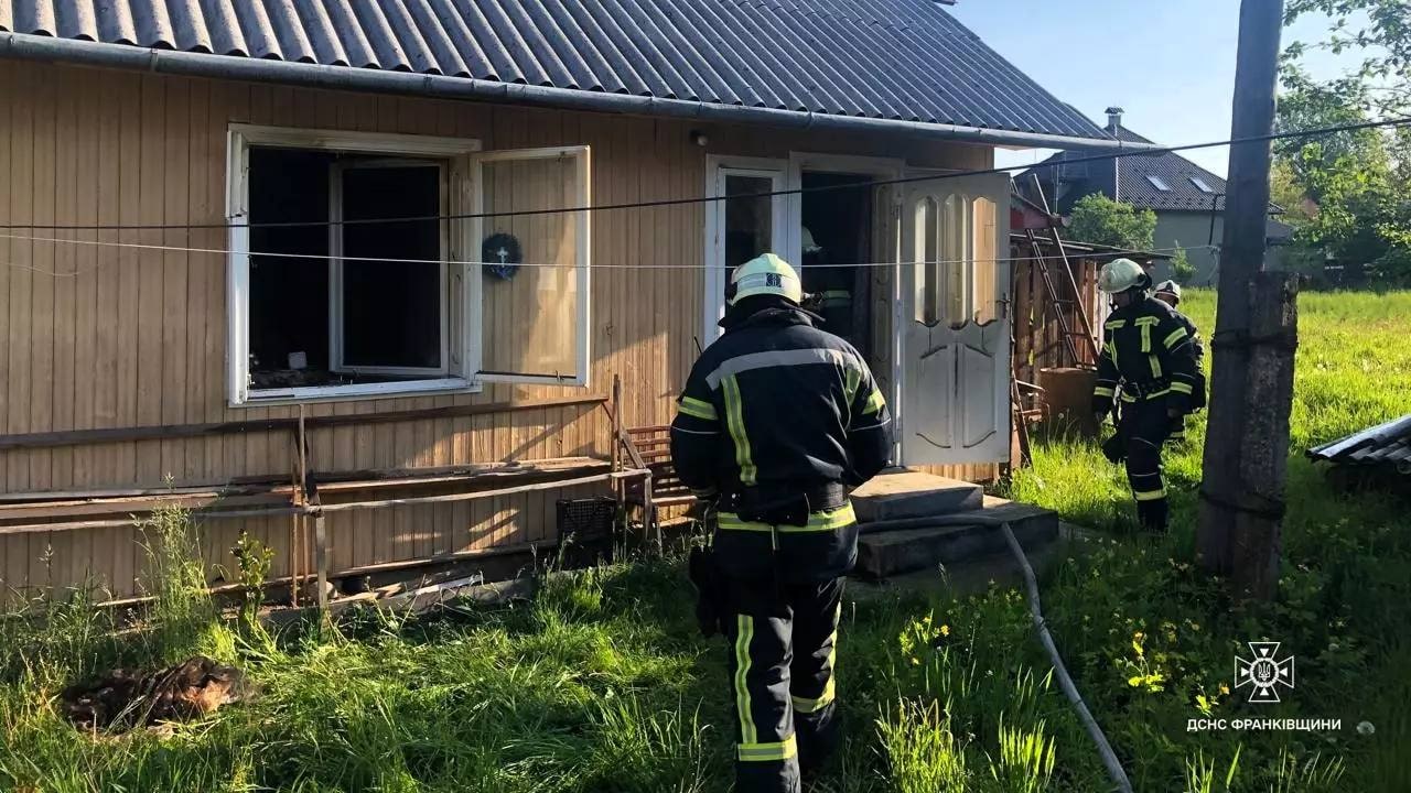 На Прикарпатті під час пожежі житлового будинку виявили тіло чоловіка