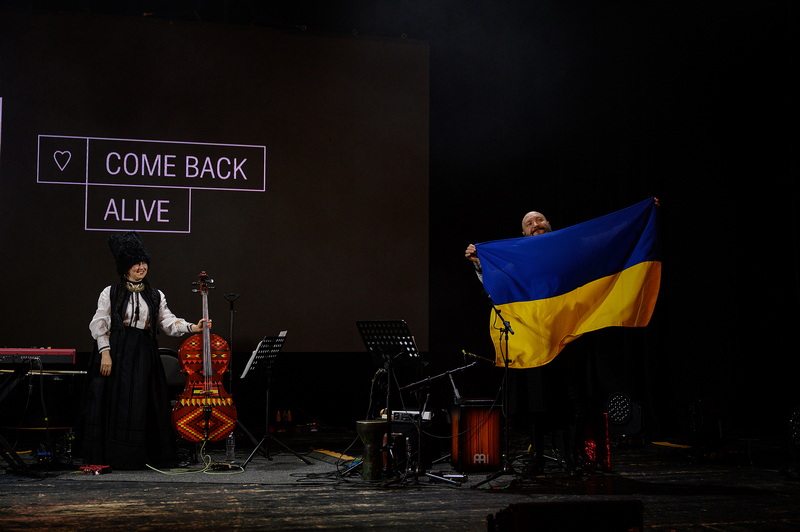 «ДахаБраха» виступила у Франківську з новими піснями та збором для ГУР. ФОТО