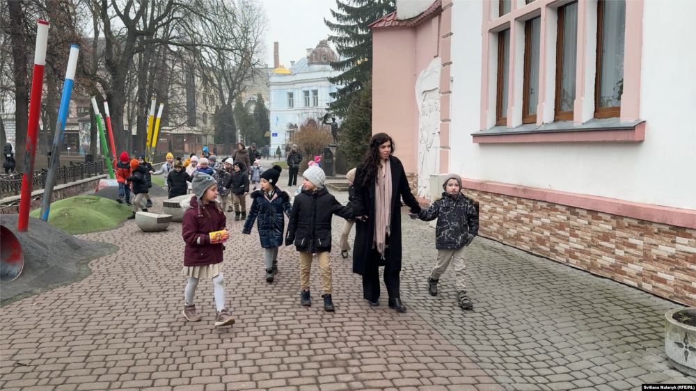 Тішить, що діти дякують військовим за захист: вчителька Леся Павлюк з Франківська про виховання під час війни