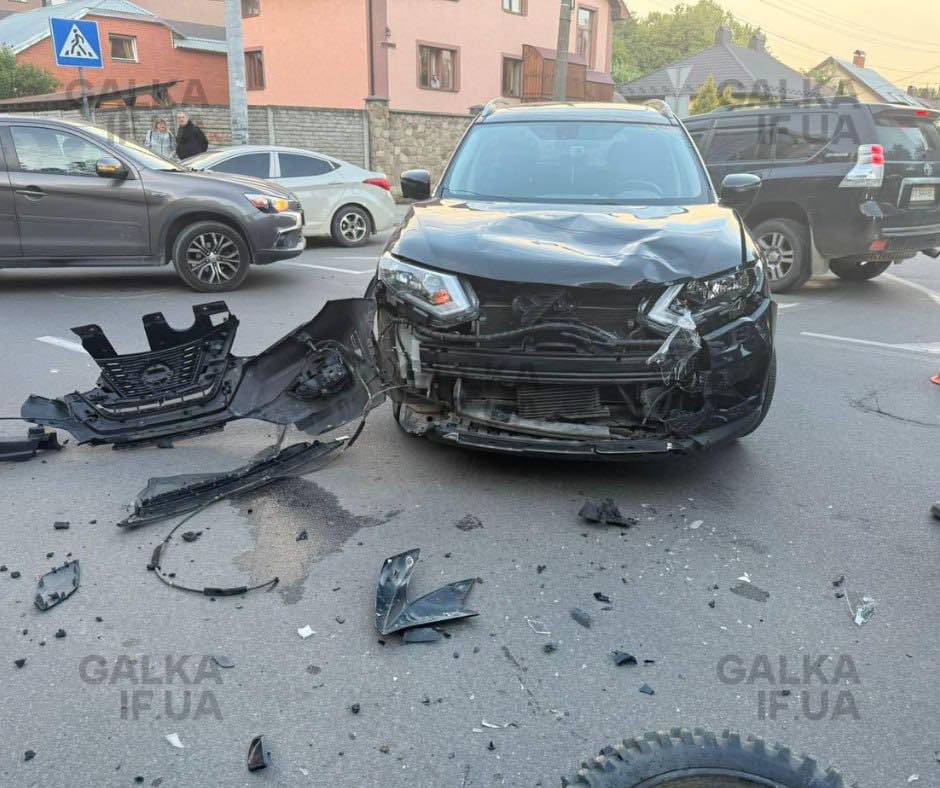 ДТП у Франківську: водій Nissan не пропустив мотоцикл, є потерпілий