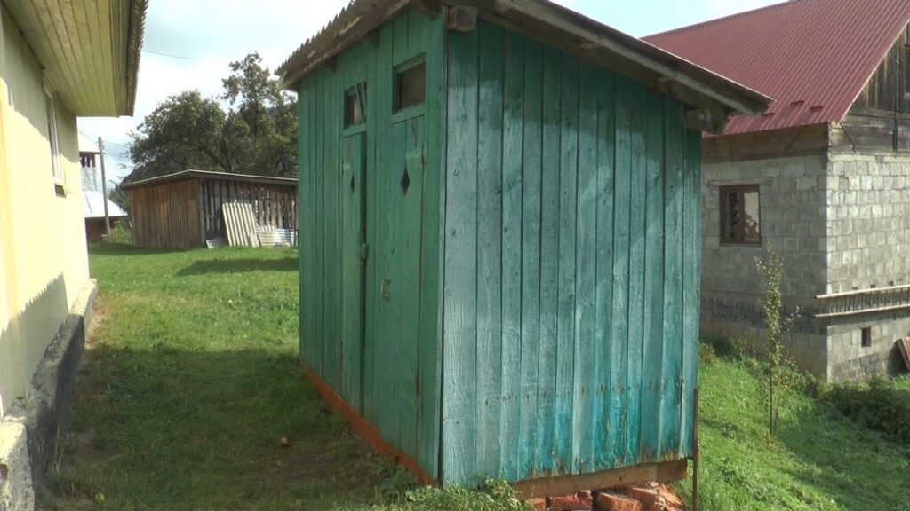 У школах щонайменше семи громад Івано-Франківщини немає внутрішніх туалетів