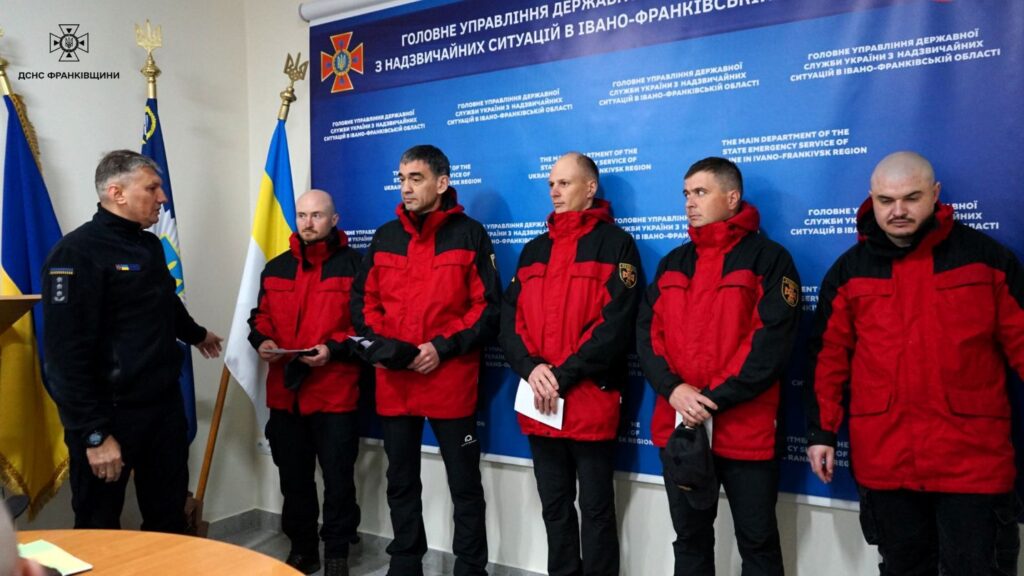 П’ятеро прикарпатських рятувальників отримали відзнаки за порятунок людей у горах
