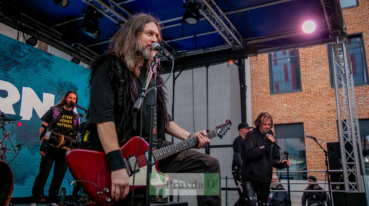 У Франківську гурт "KARNA" зіграв концерт на підтримку військових Азову ФОТОРЕПОРТАЖ