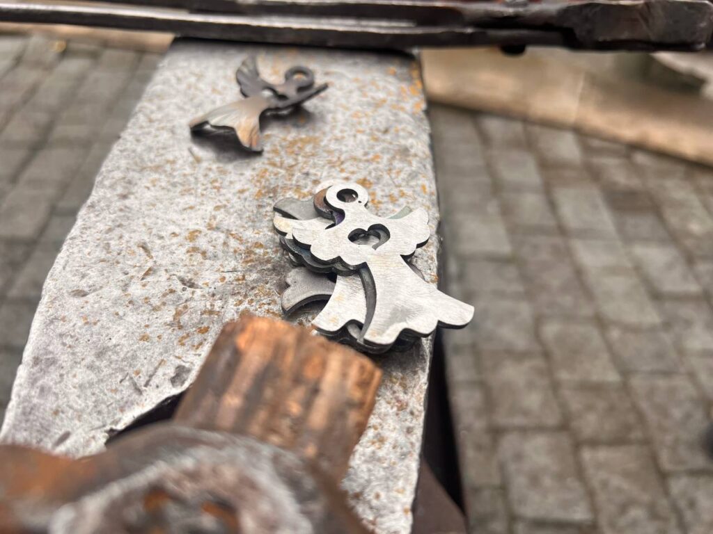 У середмісті Івано-Франківська ковалі проводять майстер-клас. ФОТО