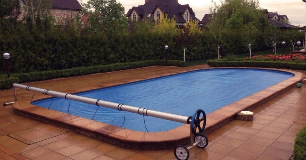 Солярная пленка для бассейна: тепло, чисто и экономно