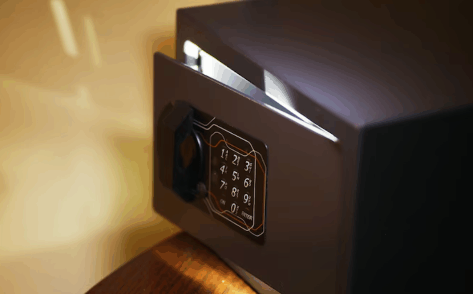 Чому все більше людей купують собі сейфи для зберігання речей?