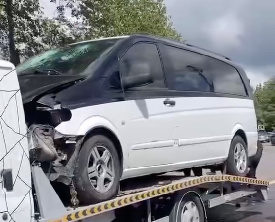 У Делятині водій мікроавтобуса виїхав на зустрічку та врізався в Tesla. ФОТО