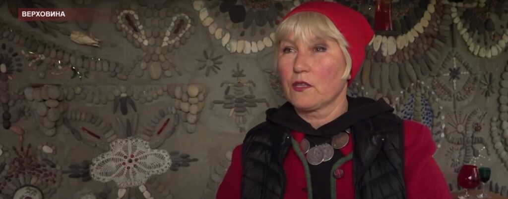 Верховинська мисткиня Оксана Сусяк створює унікальні мозаїки з каміння зі всього світу