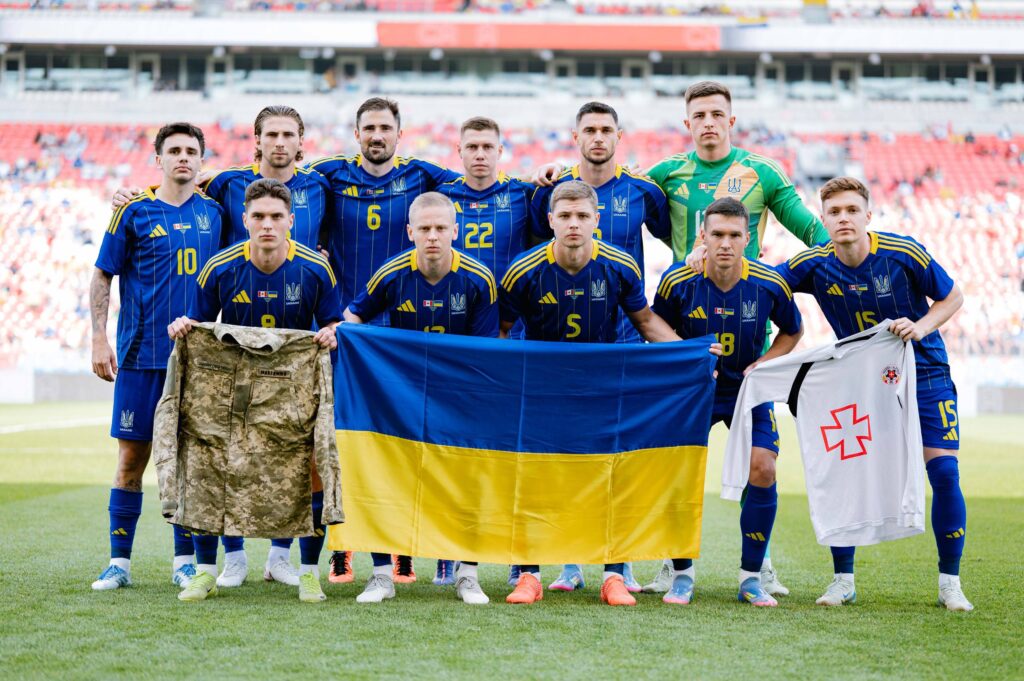Футболісти збірної України вийшли на матч проти Канади з кітелем зниклого на війні прикарпатця