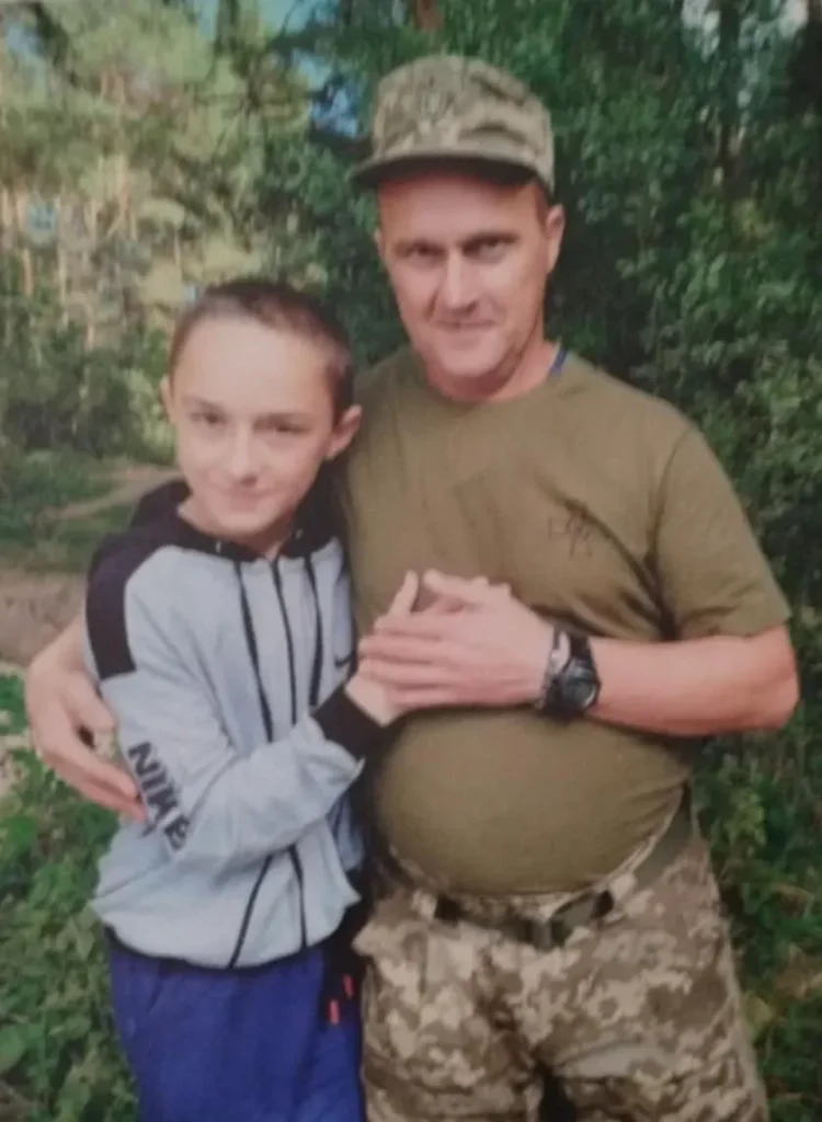 Дві людини обіймаються на природі