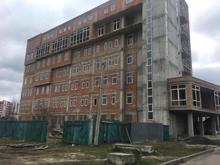 Пологовий довгобуд у Франківську перетворять на реабілітаційний центр