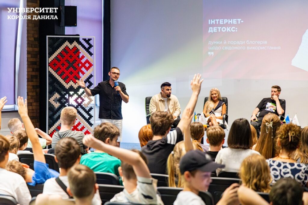 У Франківську провели захід про інтернет-безпеку для дітей за участю СБУ та блогерів. ФОТО