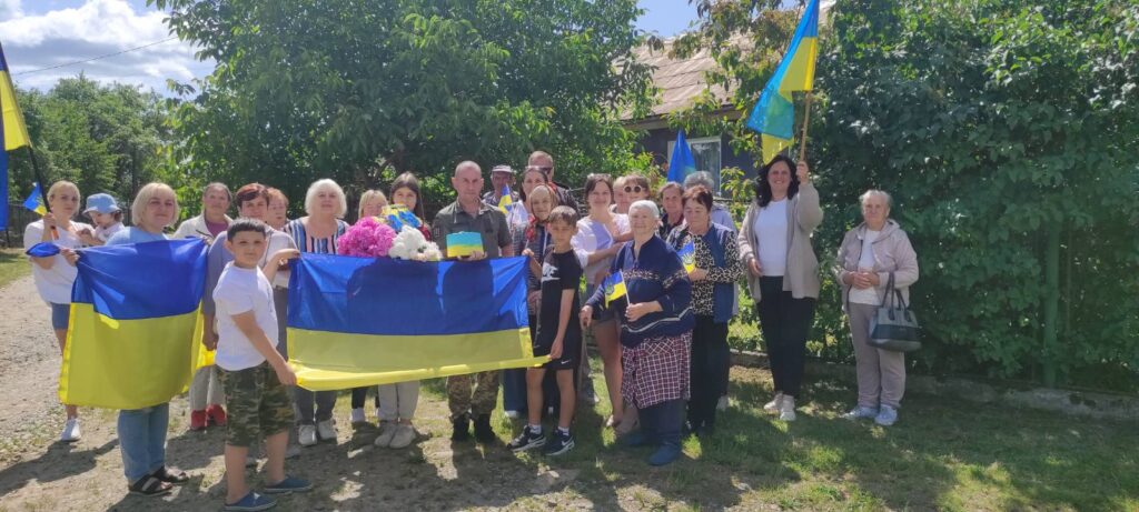 Група людей з прапорами України на вулиці.