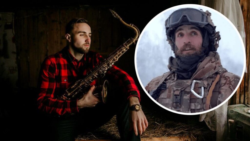 Чоловік грає на саксофоні, портрет у військовій формі.