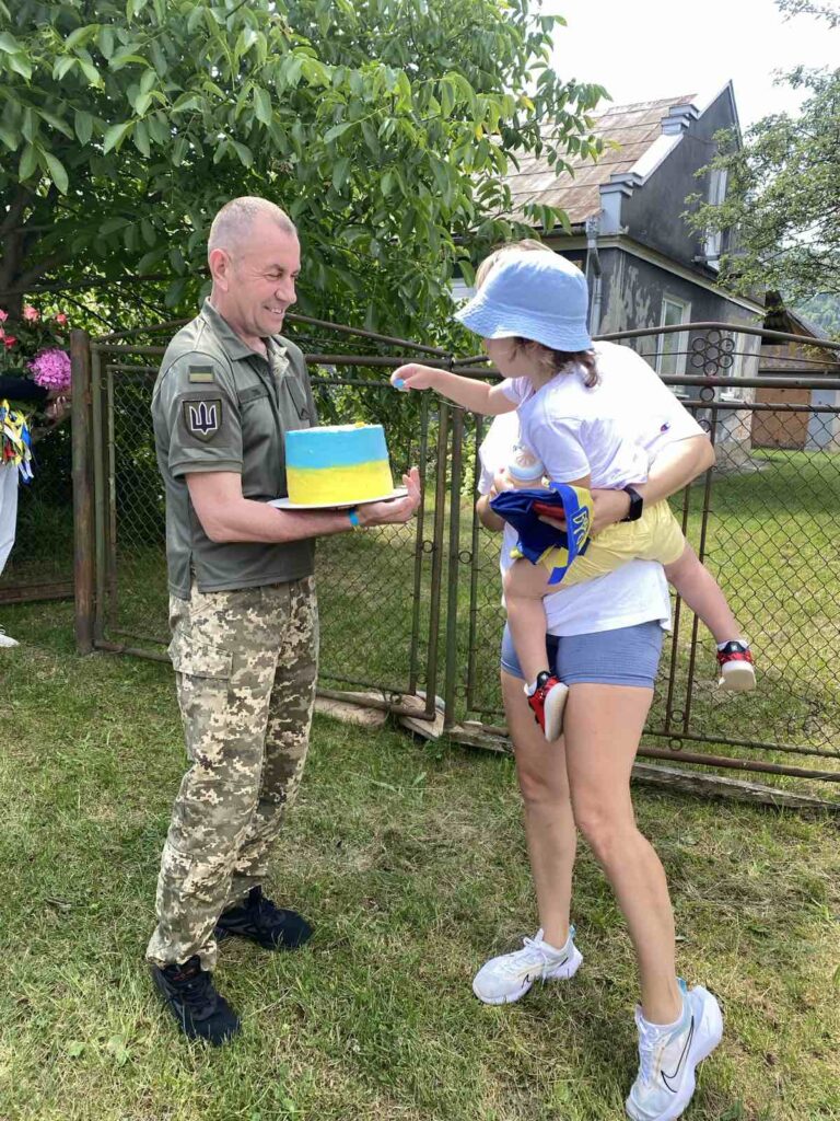 Військовий дарує торт дитині на подвір'ї