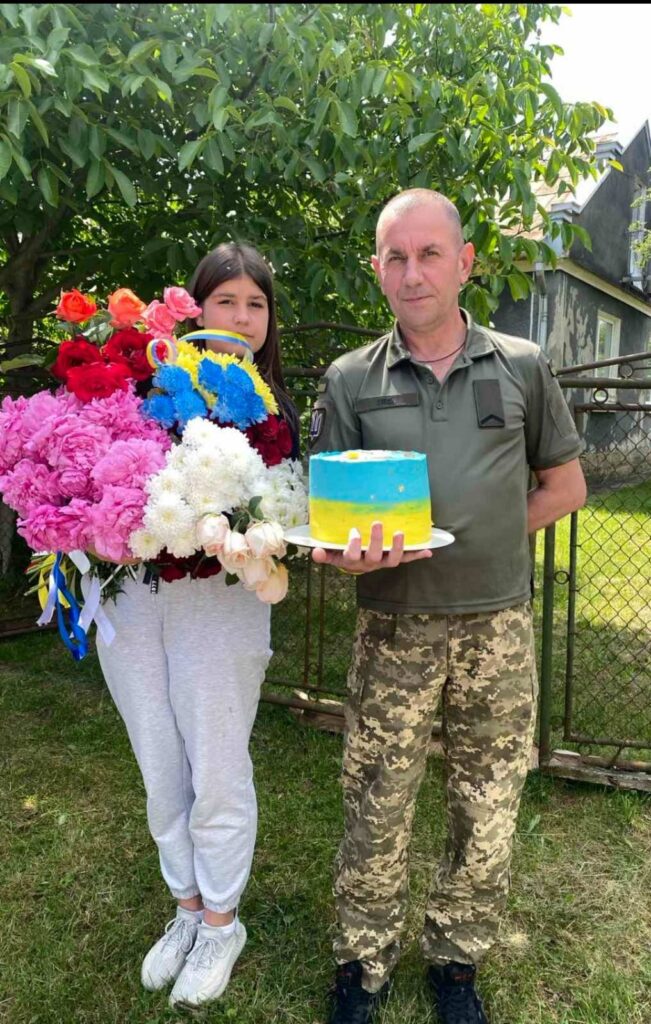 Дівчина з квітами, чоловік з жовто-блакитним тортом