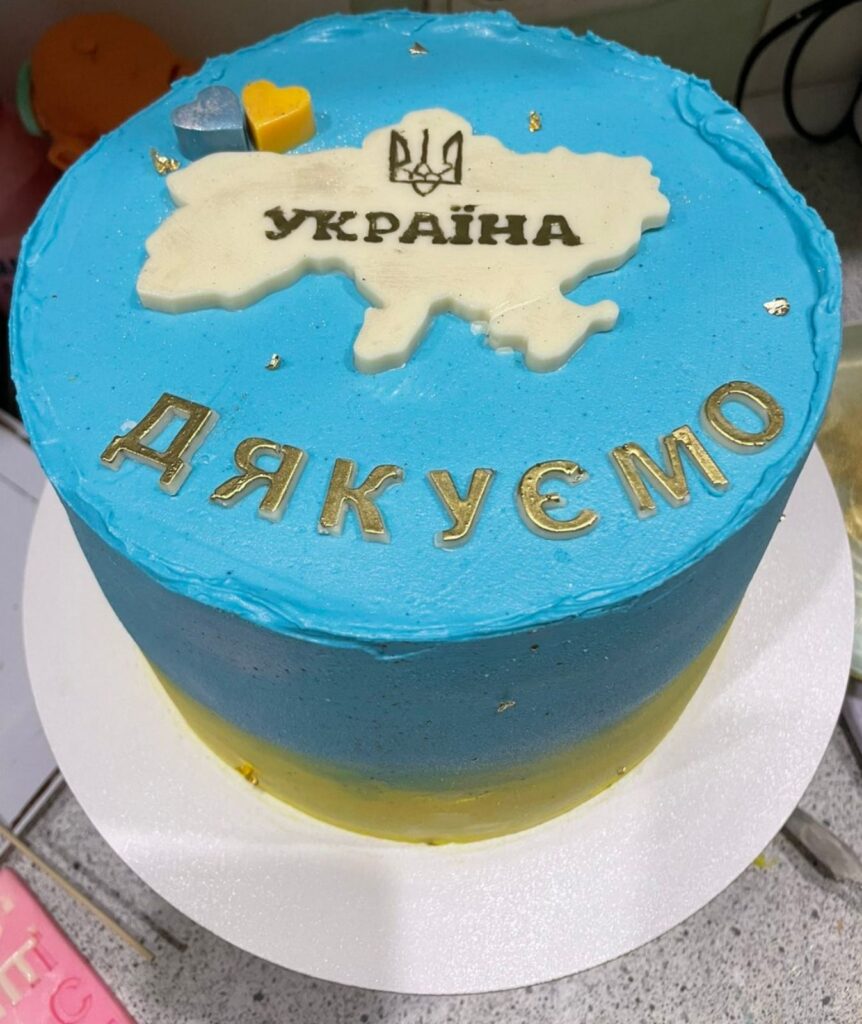 Торт з картою України та написами.