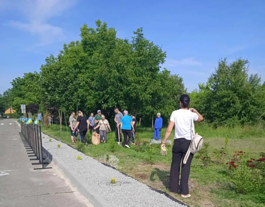 На "Алеї віри та надії" в Калуші рідні військових висадили кущі барбарису. ФОТО