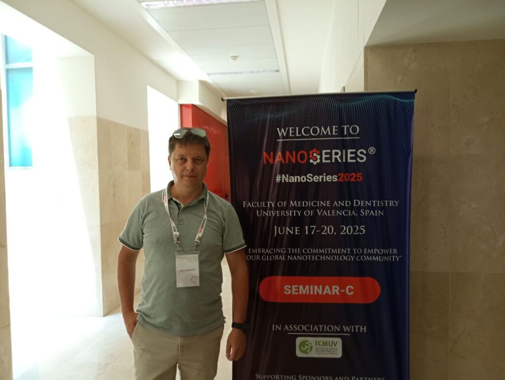 Чоловік на конференції NanoSeries 2025