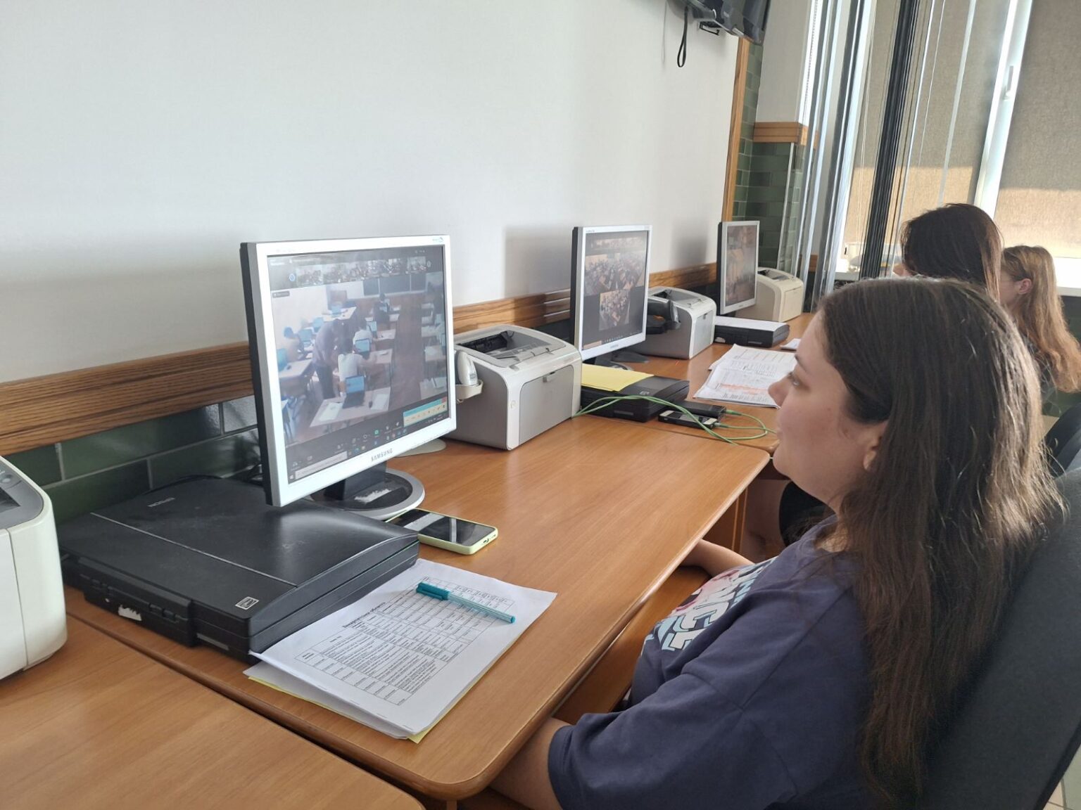 Студентка на комп'ютерному занятті з онлайн-уроком.