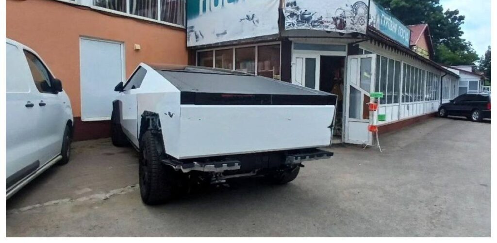 Автомобіль зі схожим на Cybertruck дизайном біля магазину.