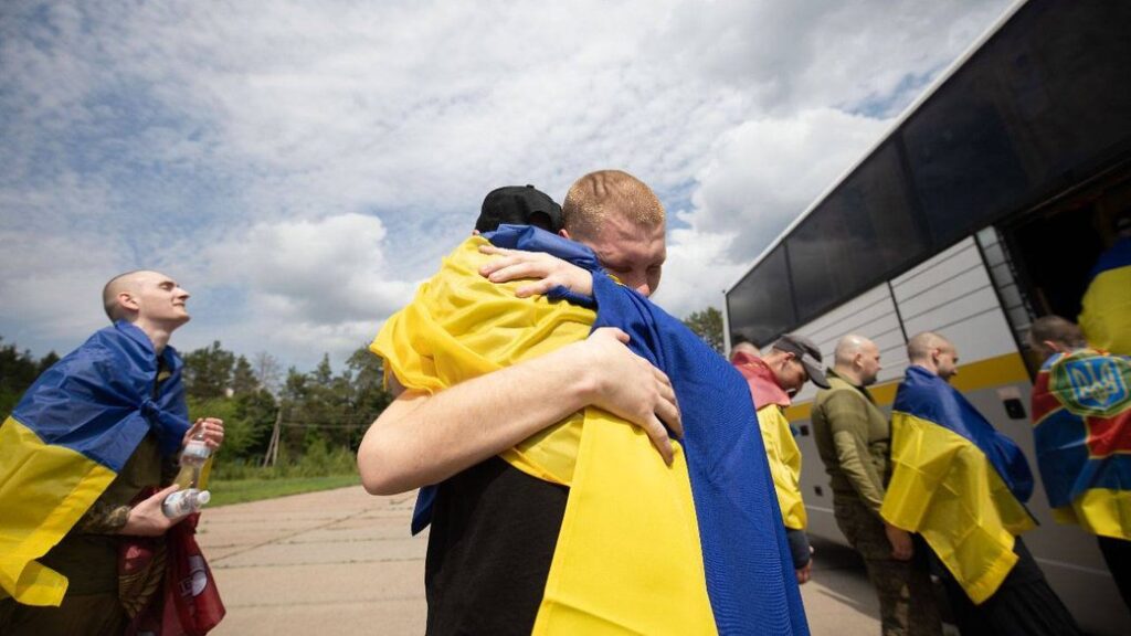 Україна та росія провели новий етап обміну полоненими. ФОТО