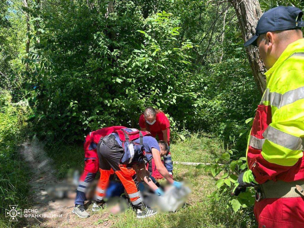 В Івано-Франківську із Бистриці витягнули тіло чоловіка