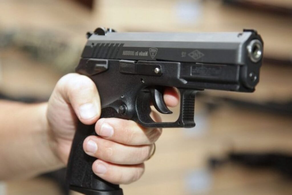 В Івано-Франківську судили студента, який зі зброєю напав на відвідувача АЗС