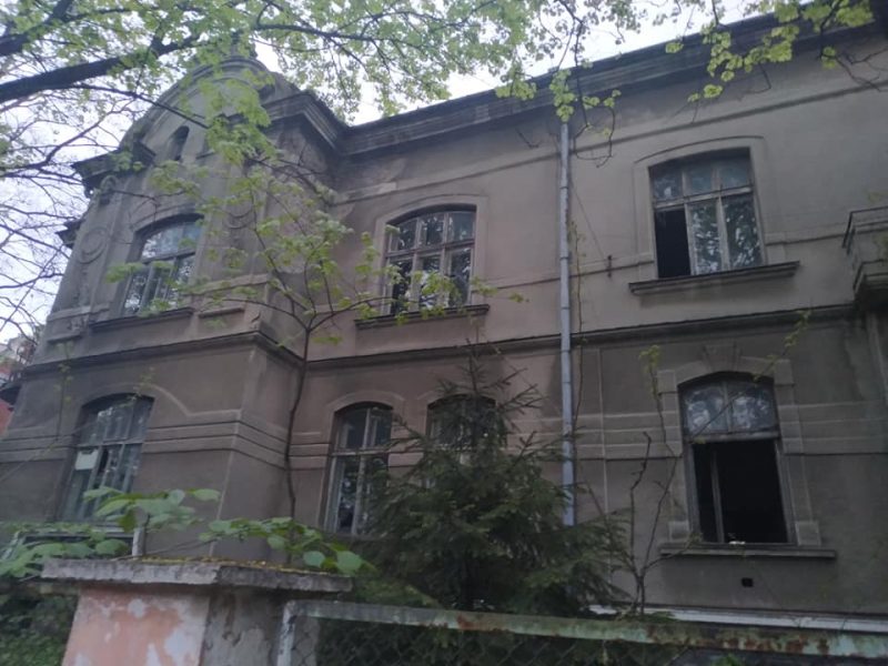 Приватна клініка хоче відсудити у Франківської громади історичну будівлю у центрі міста