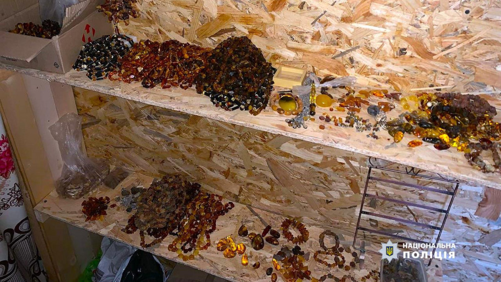 Чоловіки з Солотвинської громади, які підпільно обробляли бурштин, обійшлися штрафами