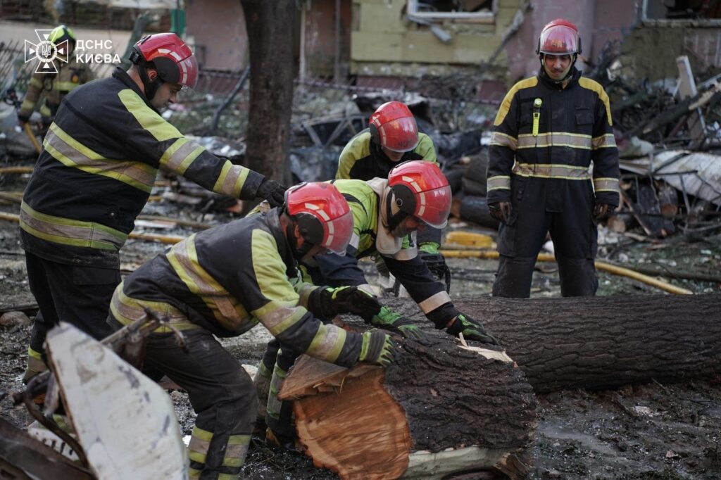 Пожежники працюють із поваленим деревом після бурі.