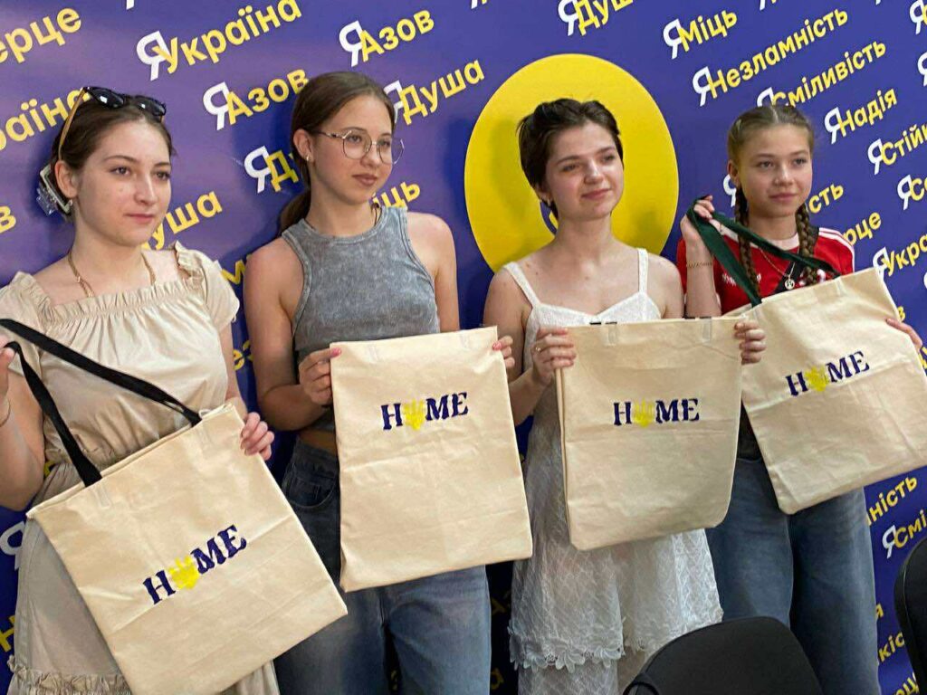 У Франківську активістка з Бахмуту проводить майстер-класи з виготовлення екосумок