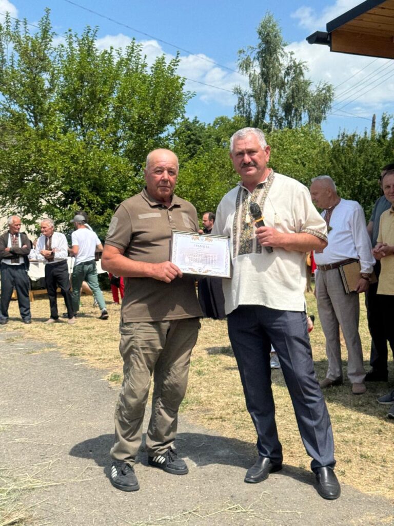 Чоловіки з нагородою на вуличному заході