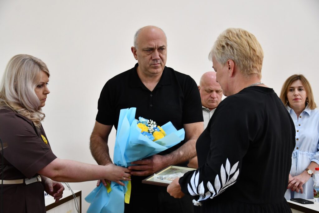 Передача букету та нагороди на заході