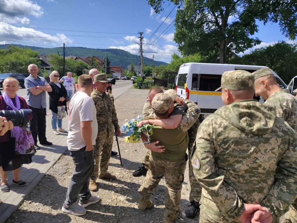Військові обіймаються після повернення додому