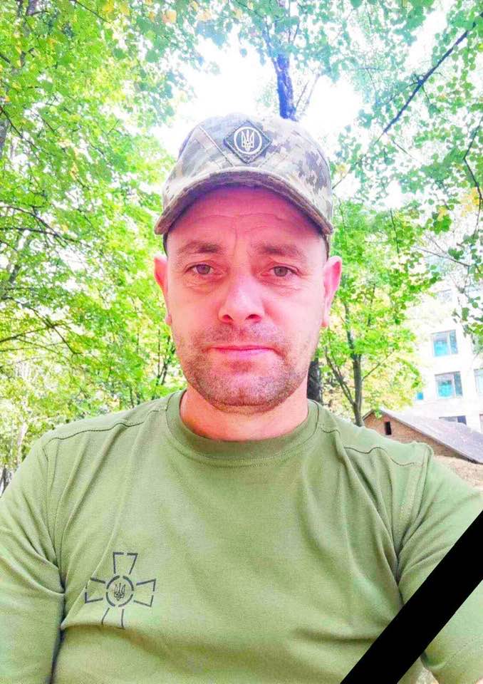 Чоловік у формі серед природи