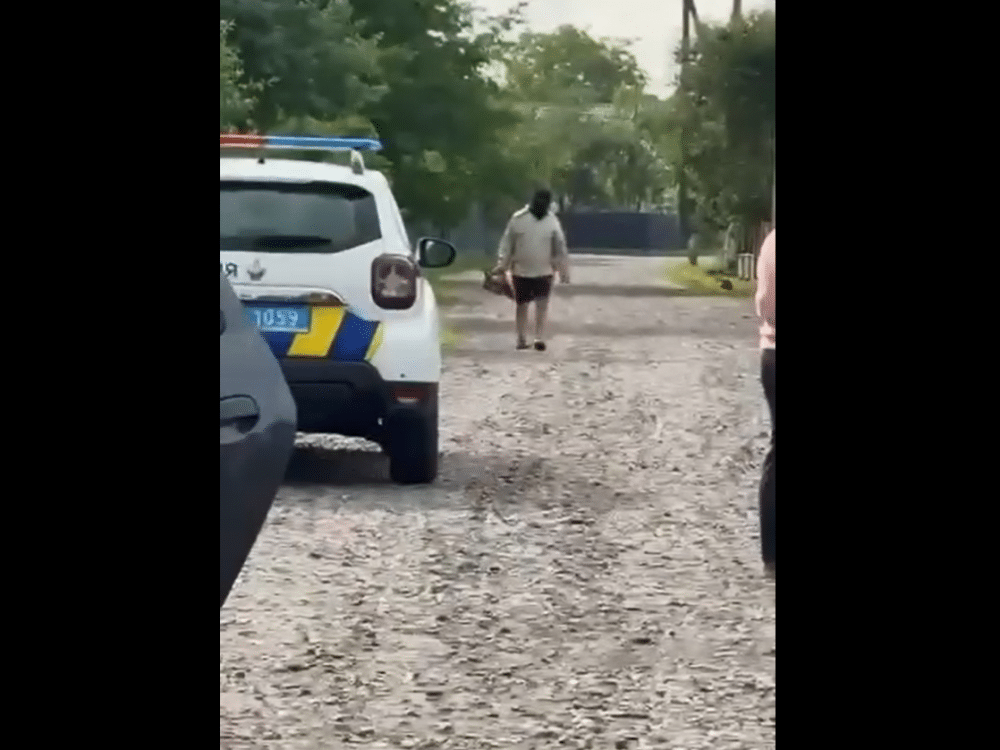 На Франківщині чоловік із бензопилою пішов на держвиконавців та зібрав 100 тисяч переглядів