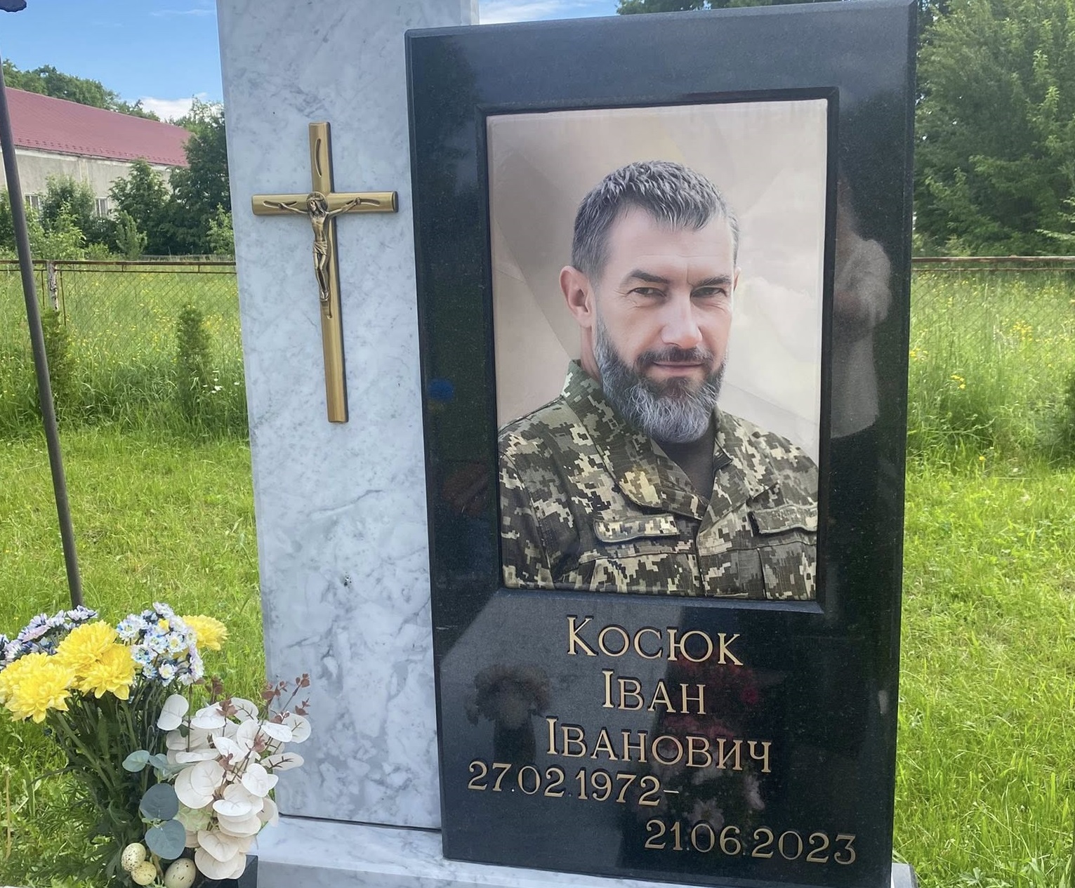 На Прикарпатті з могил полеглих захисників викрали репліки медалей