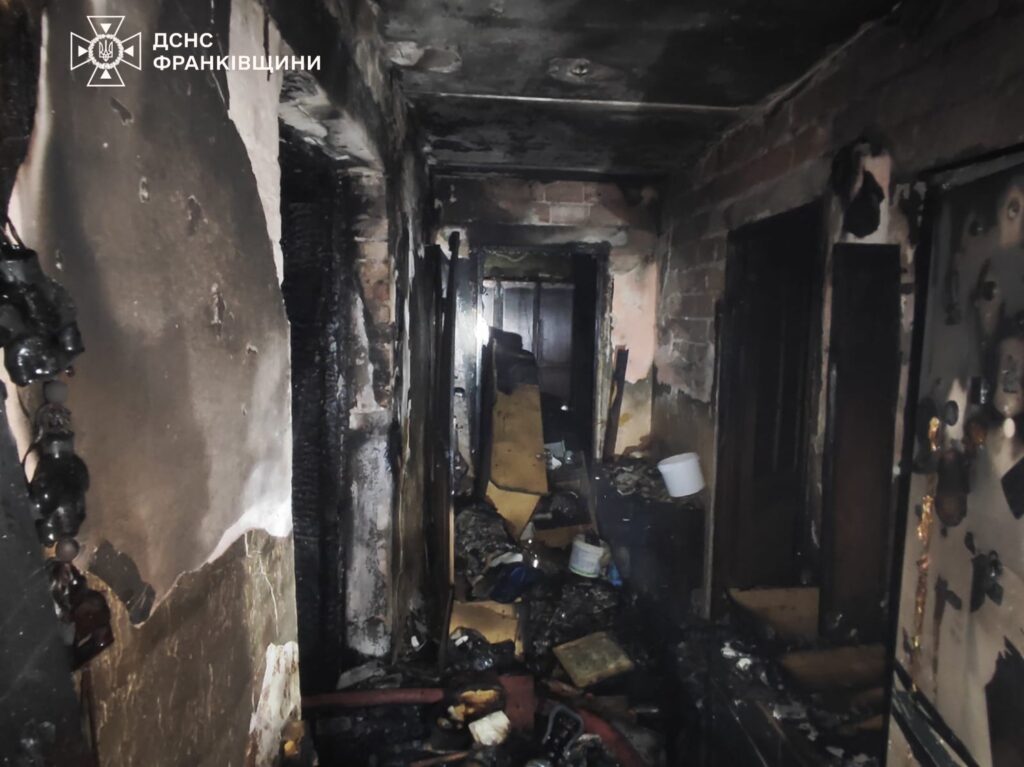 Прикарпатські вогнеборці врятували на пожежі жінку