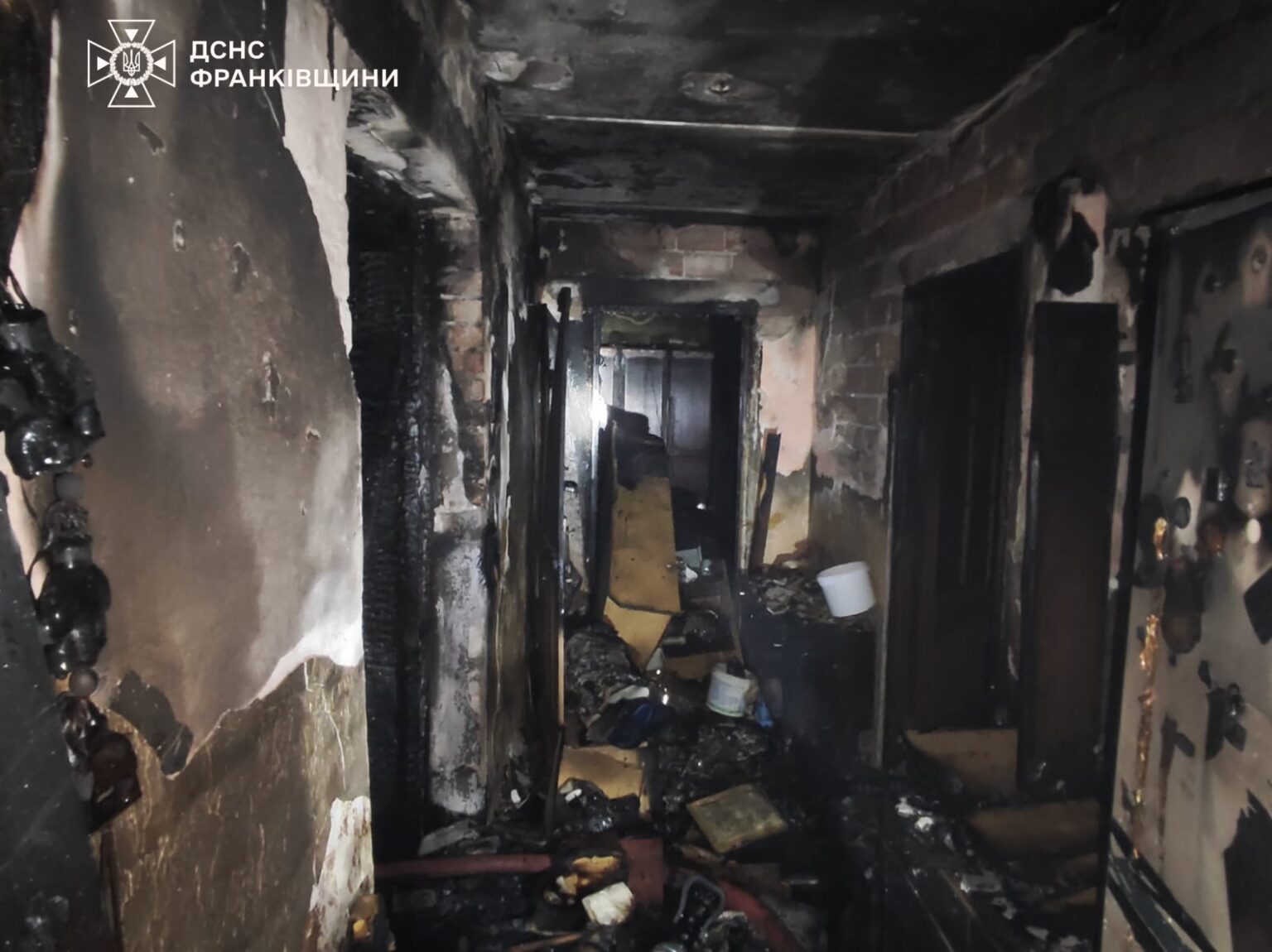 Прикарпатські вогнеборці врятували на пожежі жінку